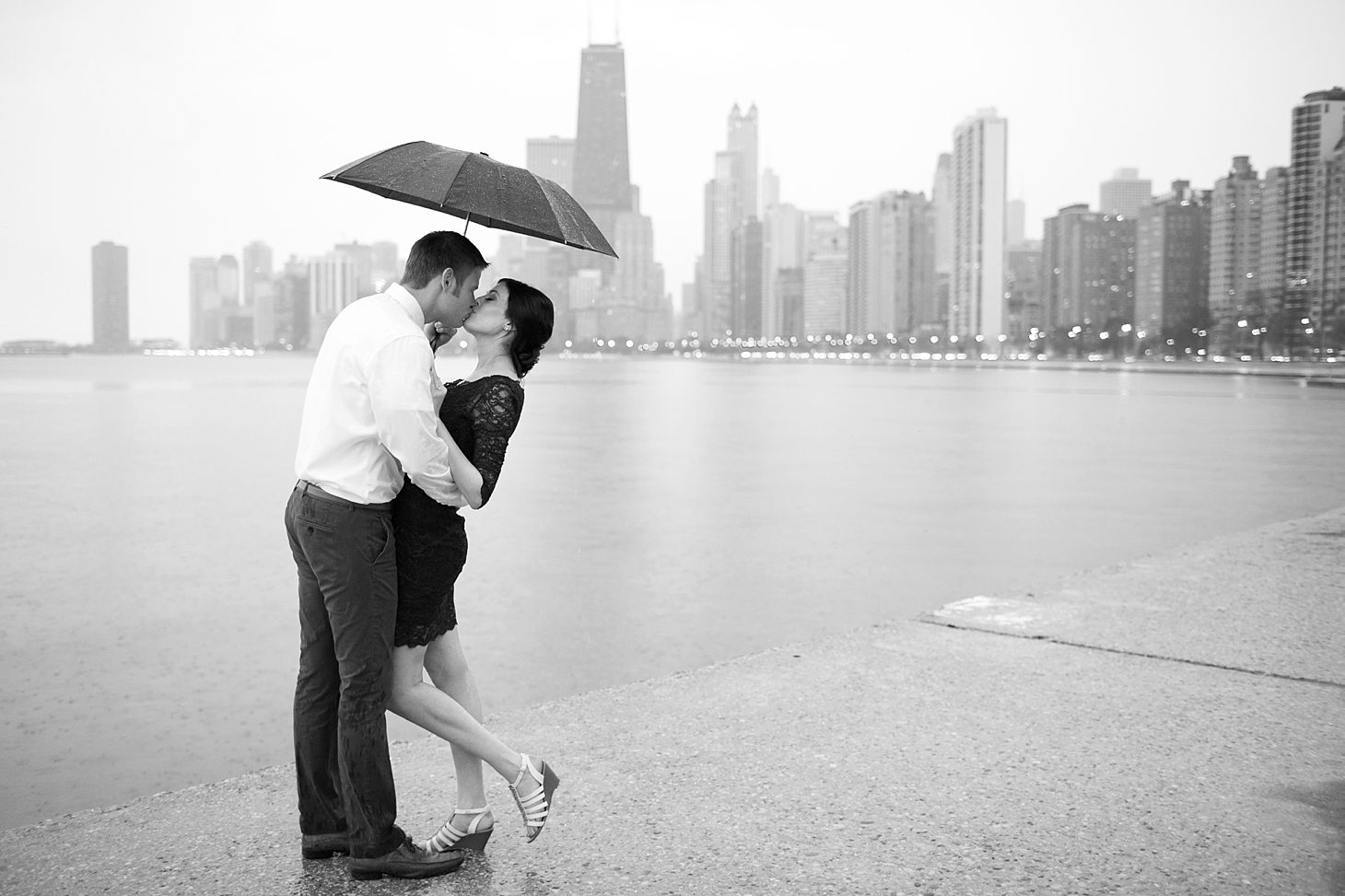 rainy-lincoln-park-chicago-engagement_0020