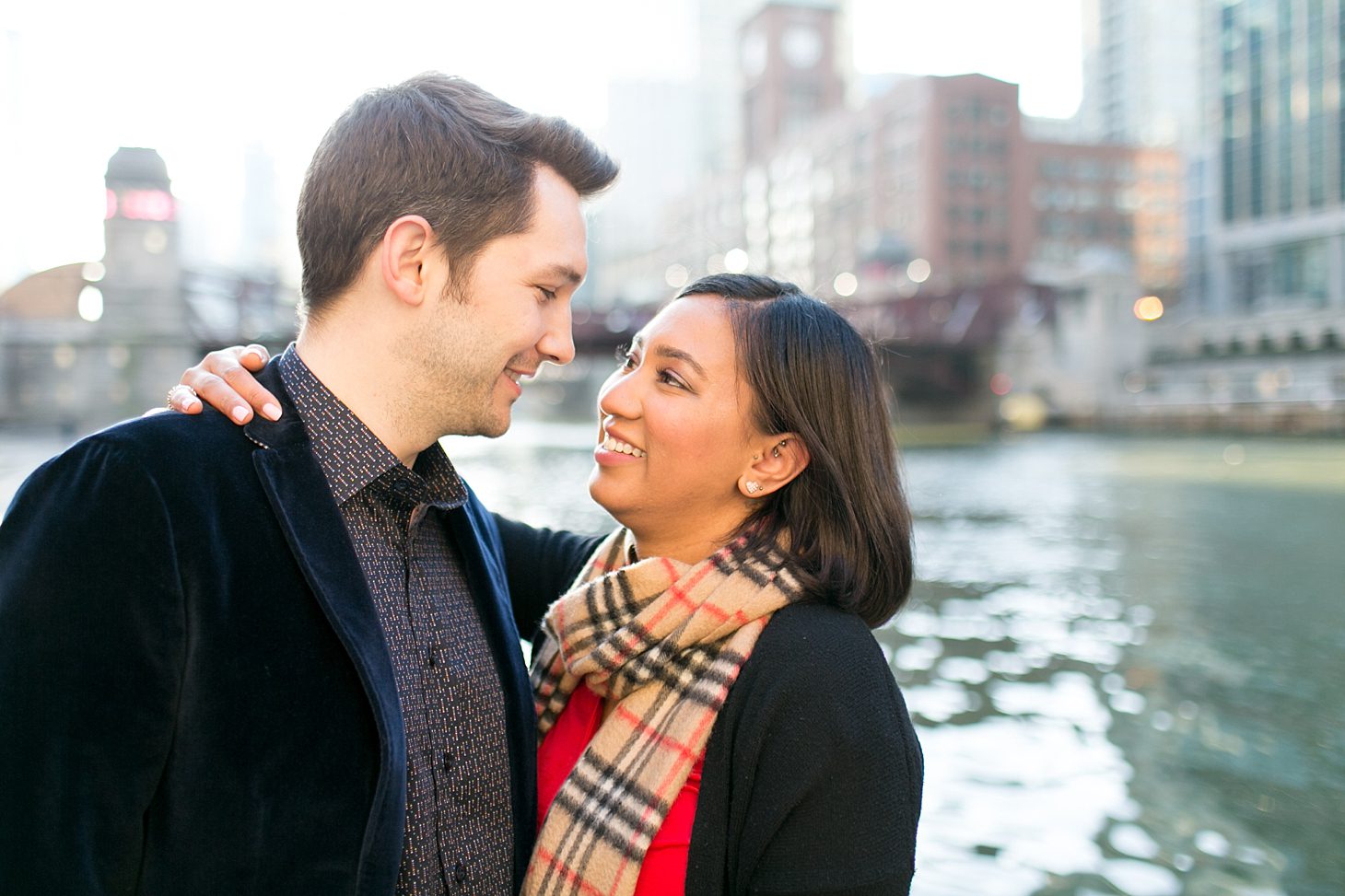 Riverwalk and Rooftop Chicago Engagement_0003