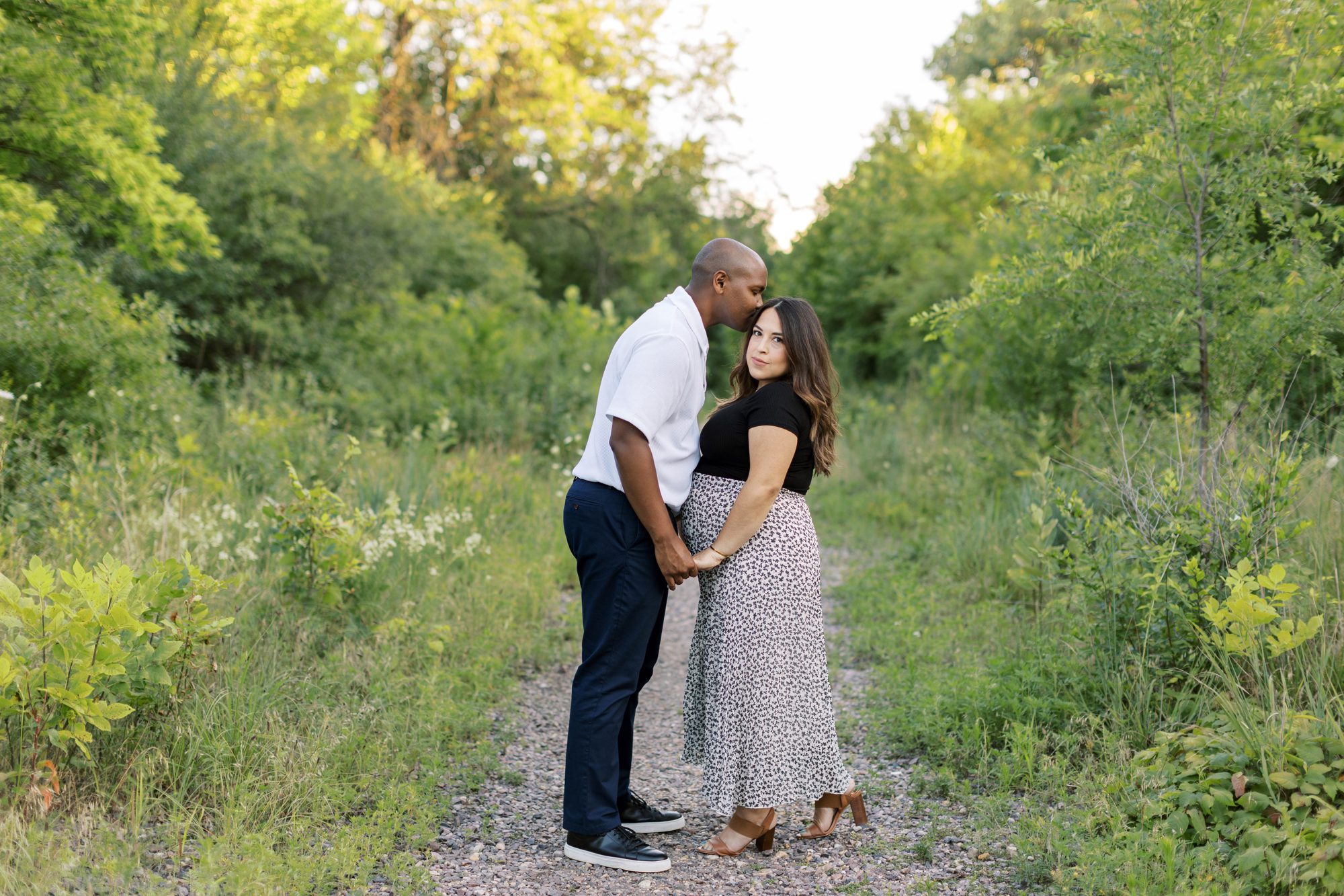 Couple poses for Chicago summer outdoor maternity photos