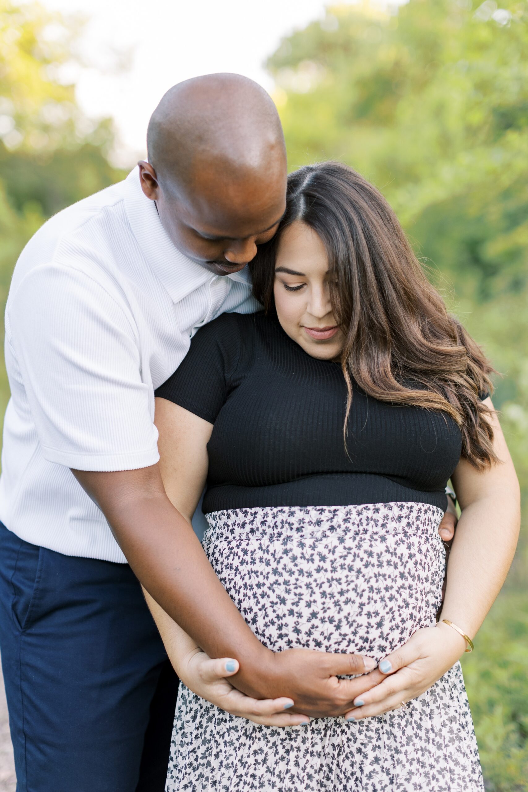 Man and woman pose during Chicago maternity photoshoot