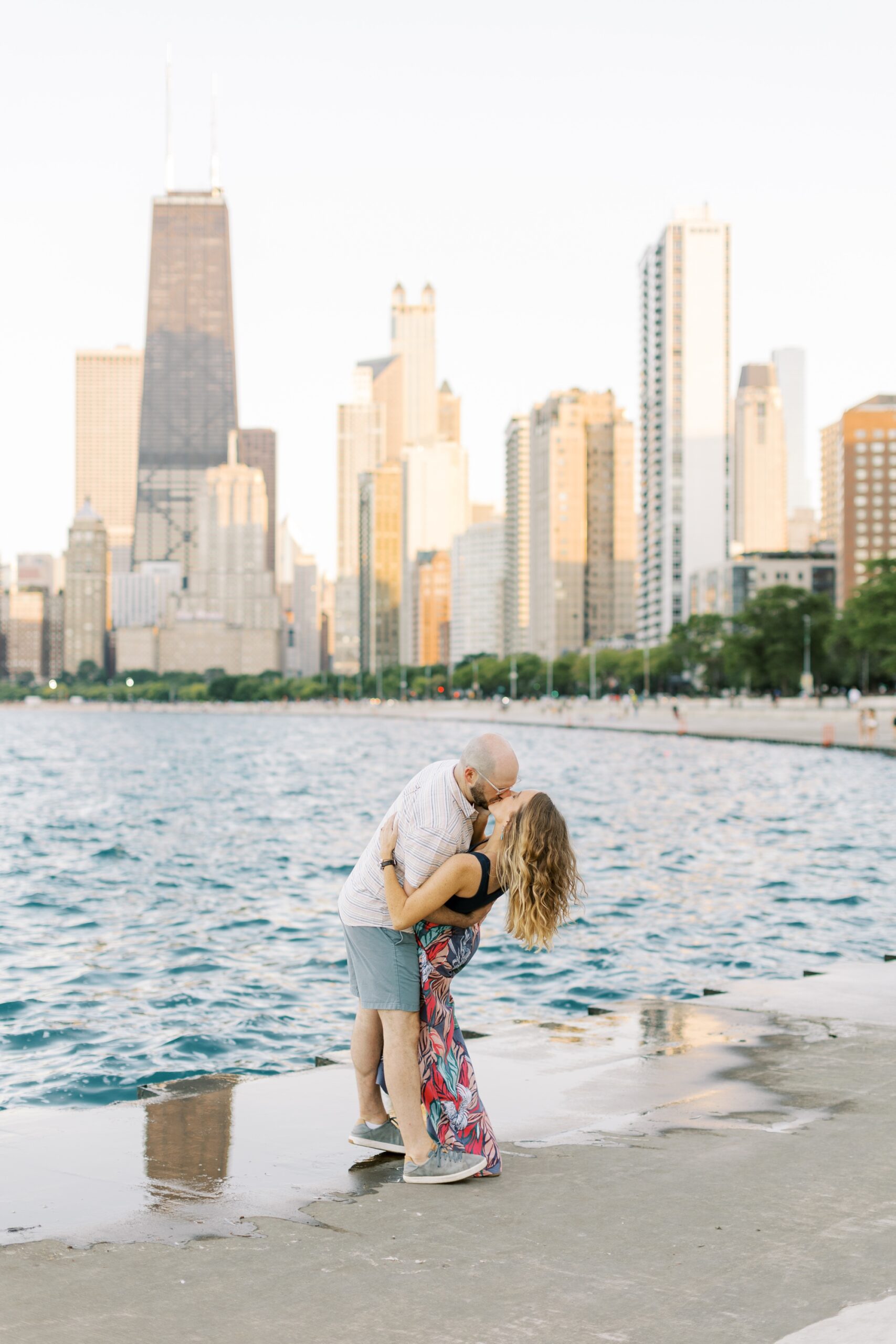 The couple kissed with the Chicago skyline background