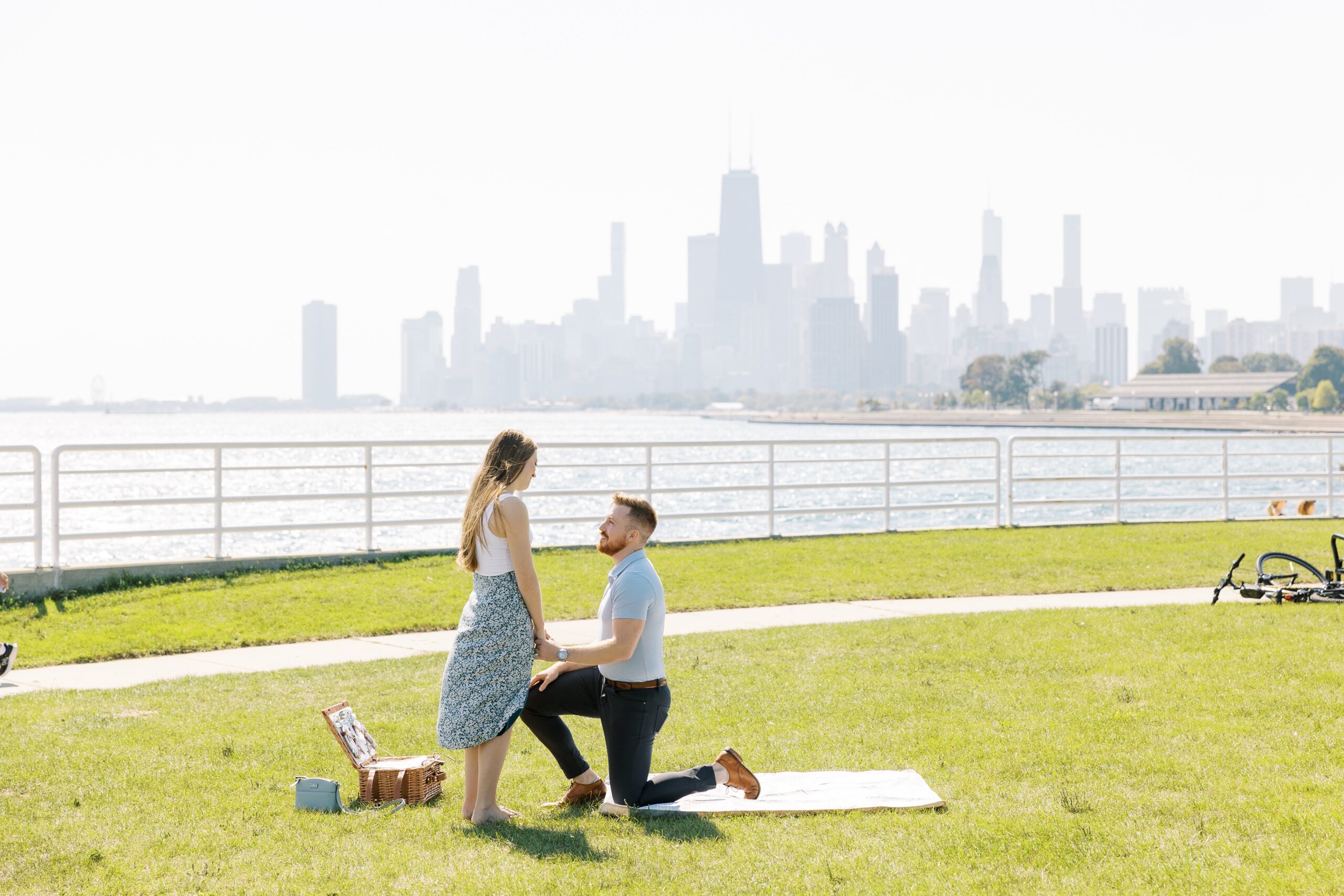 man proposes on the Chicago lakefront