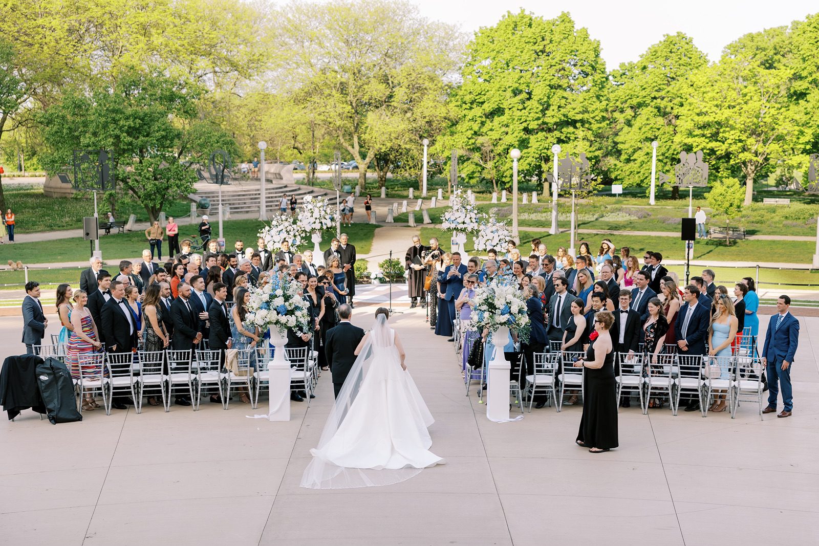 Outdoor wedding ceremony at the Chicago History Museum