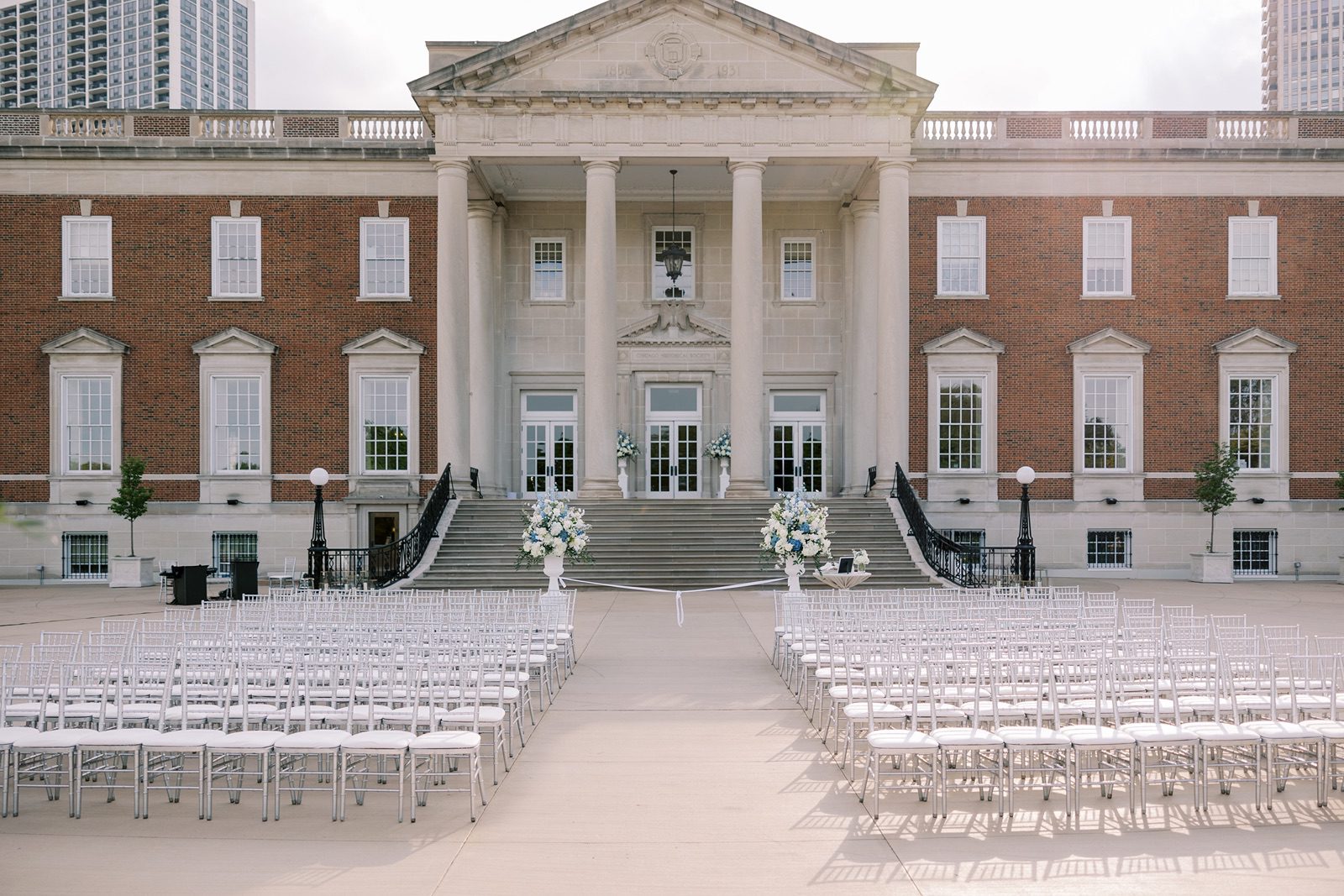 Wedding ceremony on the front lawn of the Chicago History Museum