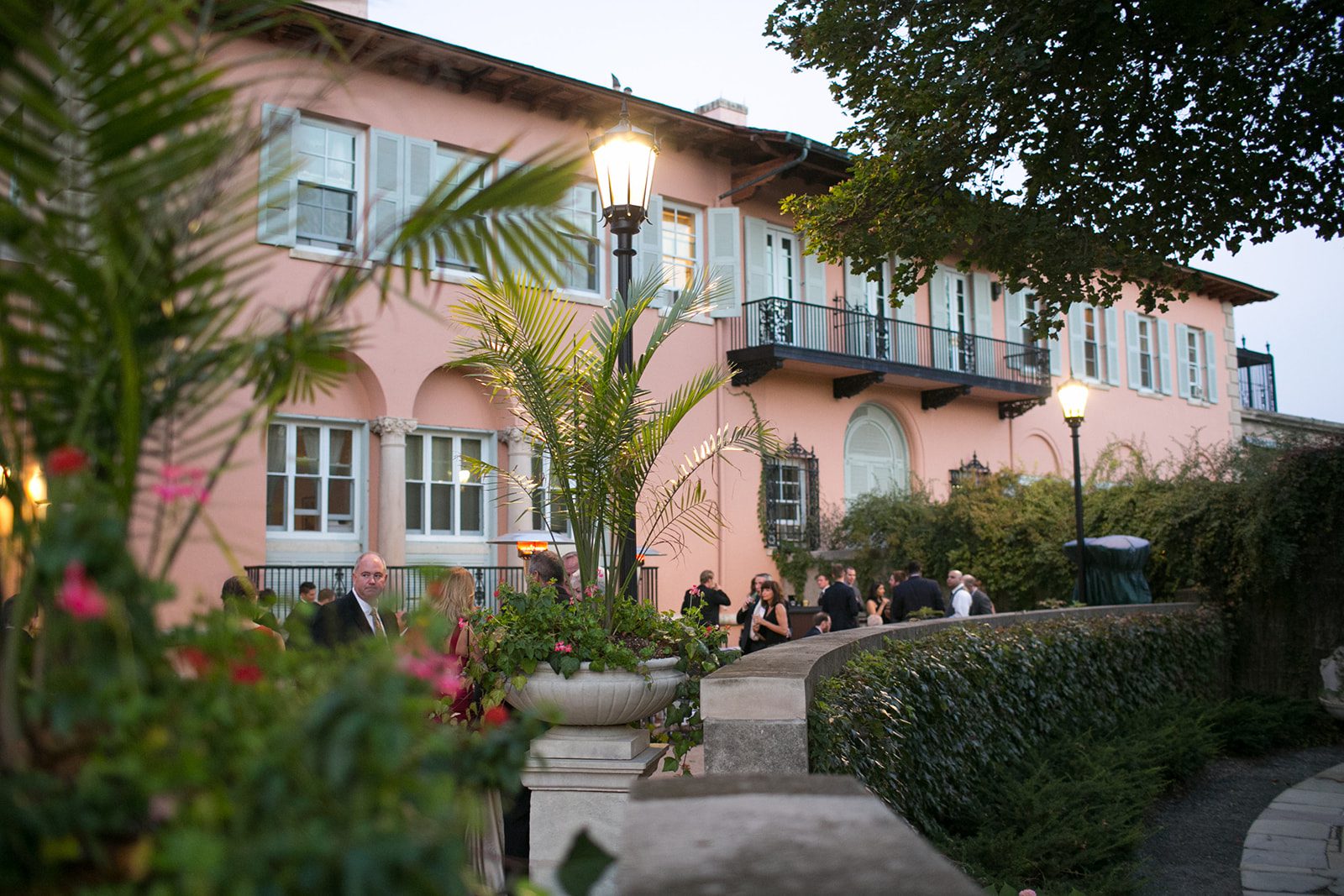 Outdoor cocktail hour at the Cuneo Mansion wedding